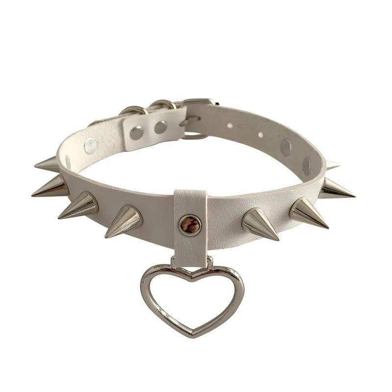 Biały choker z ćwiekami