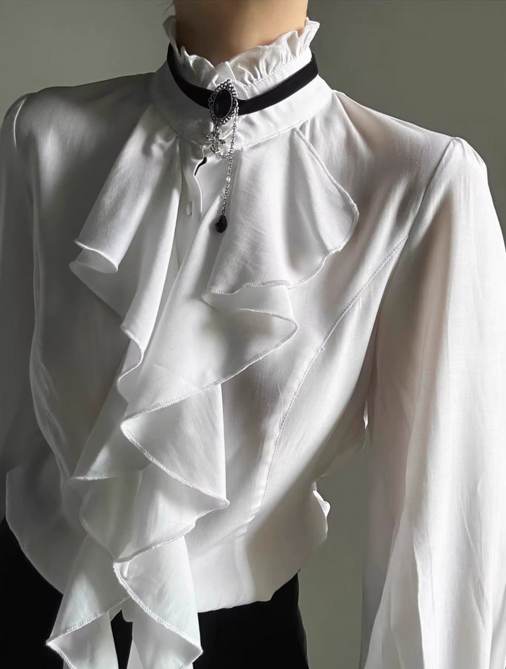 Damska koszula z ozdobną falbaną