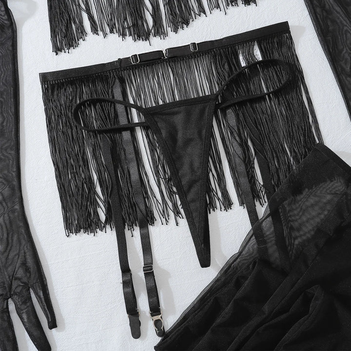 Zestaw bielizny z ozdobnymi frędzlami