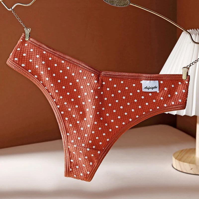 Prążkowane stringi w krokpki