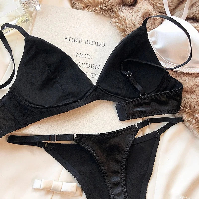 Wygodny satynowy komplet bielizny