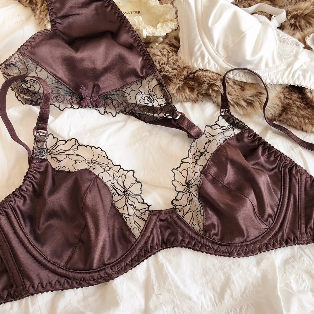 Delikatny satynowy komplet damski