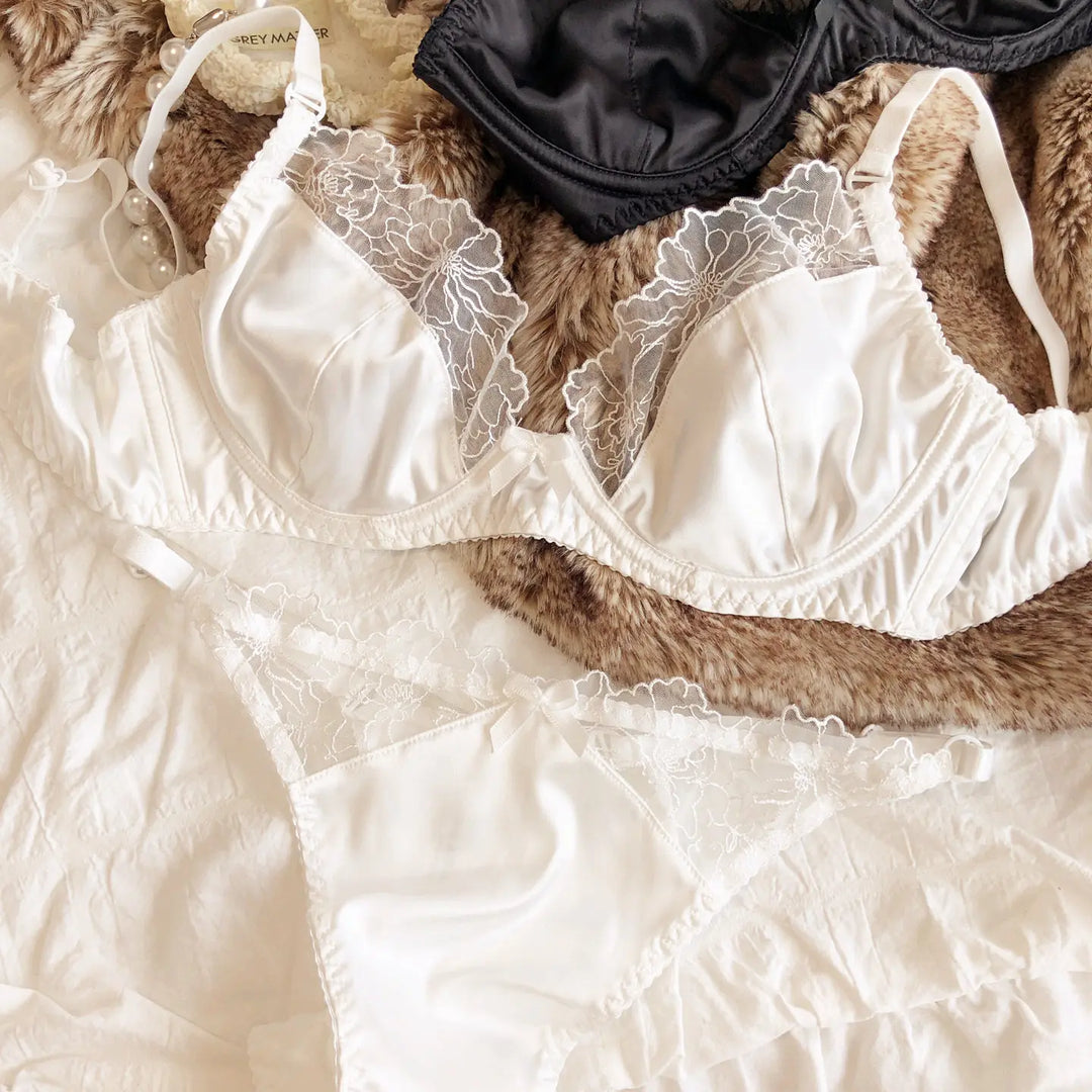 Delikatny satynowy komplet damski