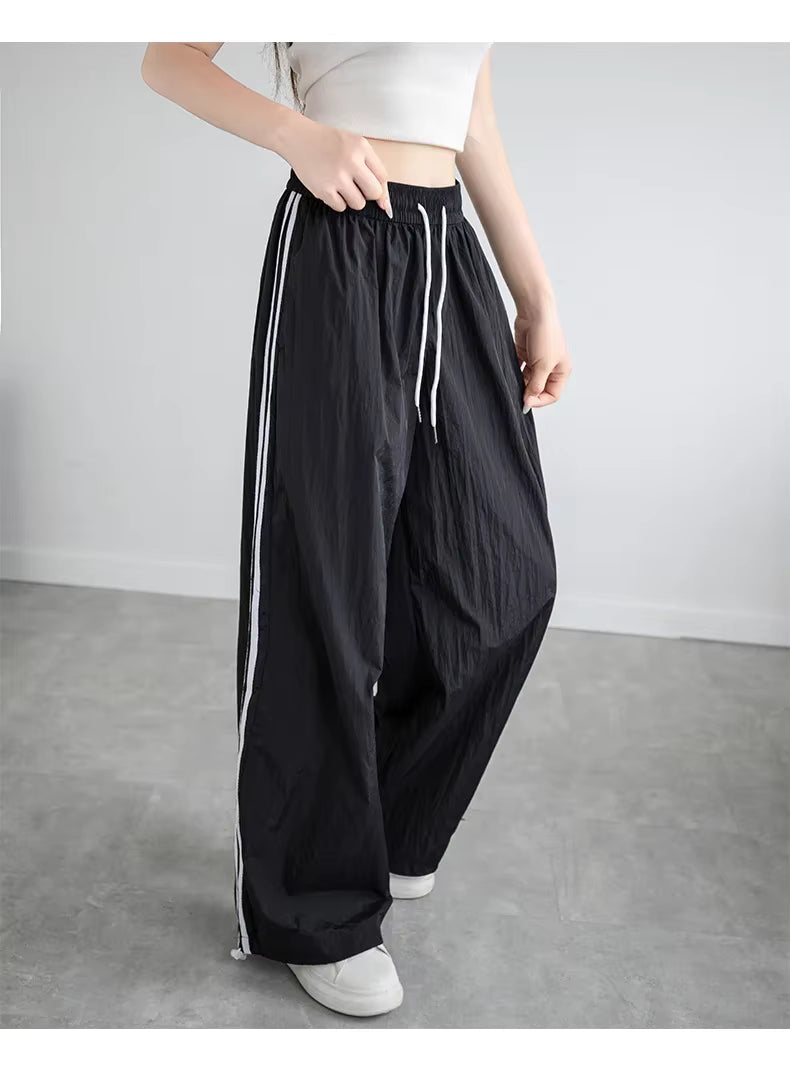 Szerokie dresy damskie z paskami