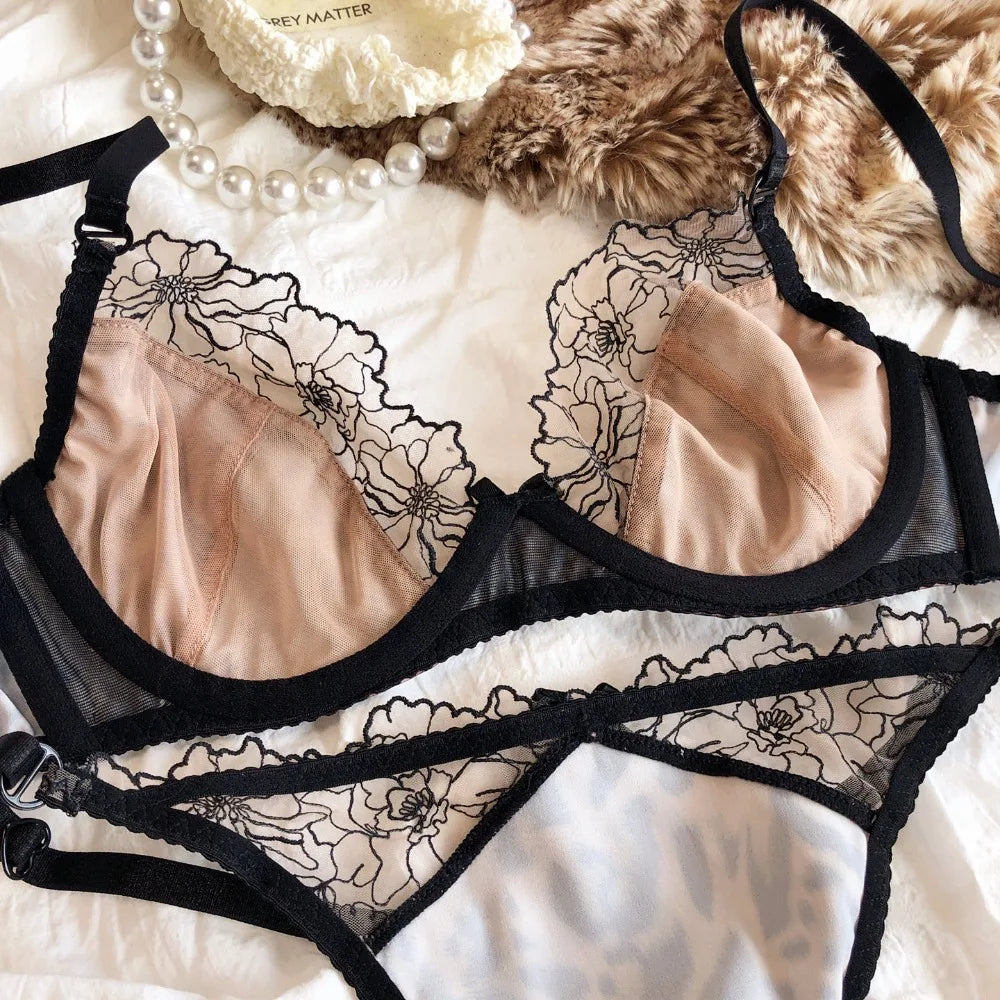 Delikatny satynowy komplet damski