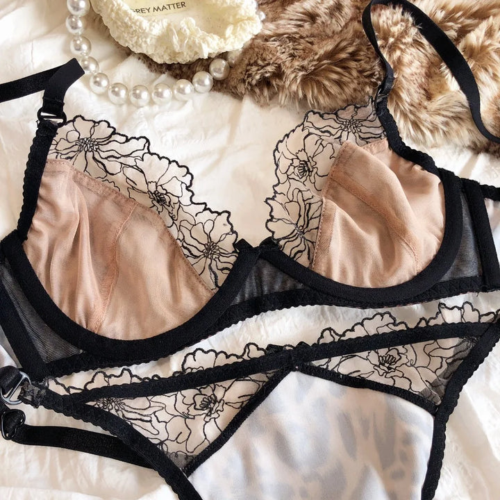 Delikatny satynowy komplet damski