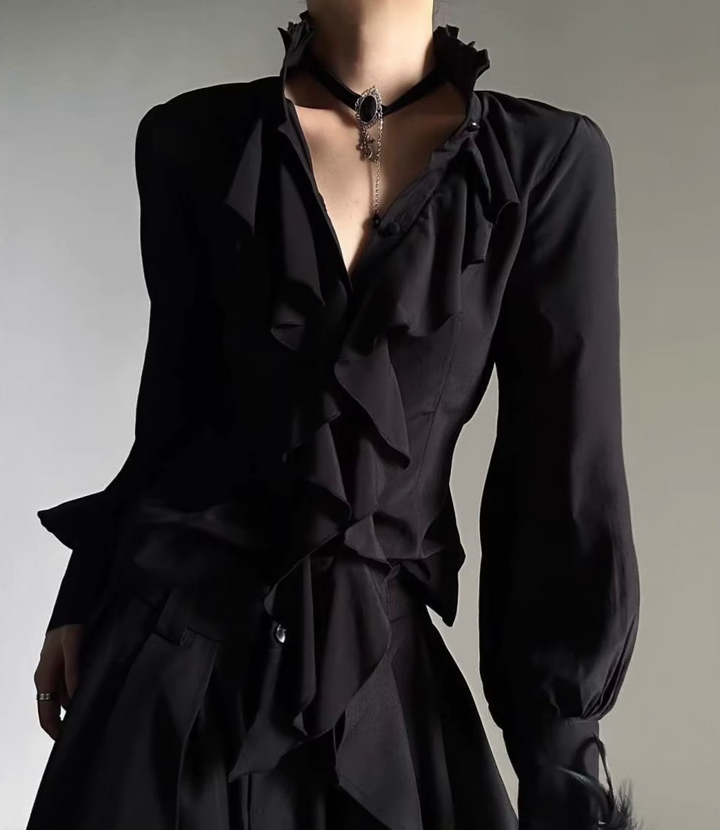 Damska koszula z ozdobną falbaną