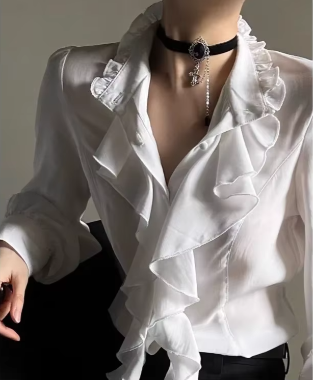 Damska koszula z ozdobną falbaną