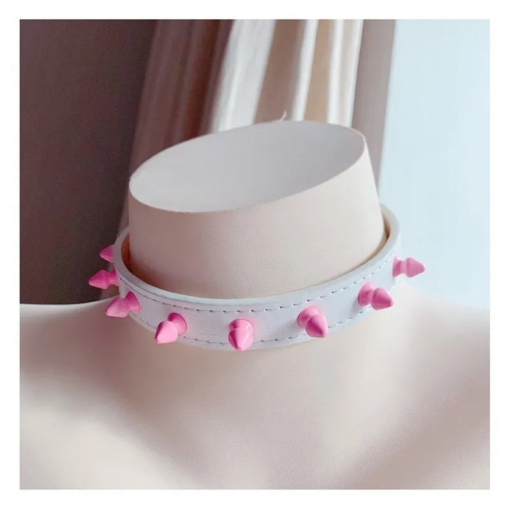 Choker z kolorowymi ćwiekami
