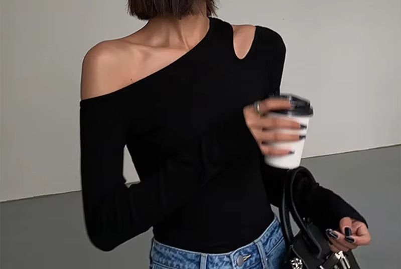 Damska bluza z wycięciem na ramieniu