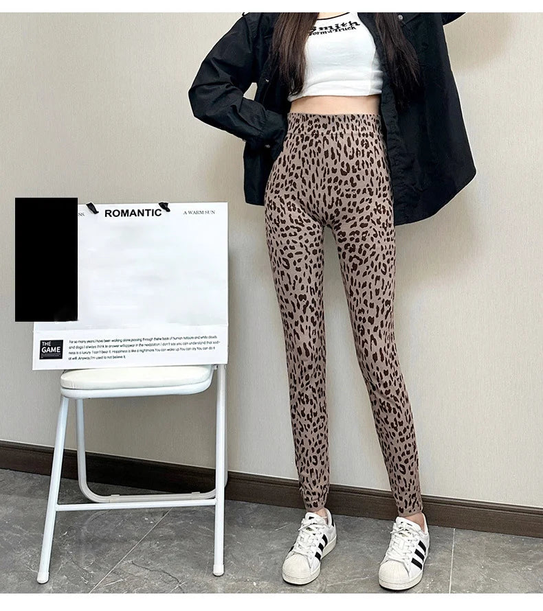 Domowe legginsy damskie w panterkę