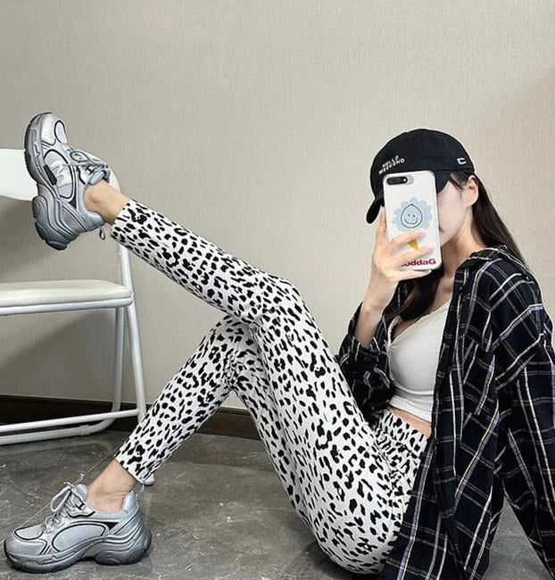 Domowe legginsy damskie w panterkę