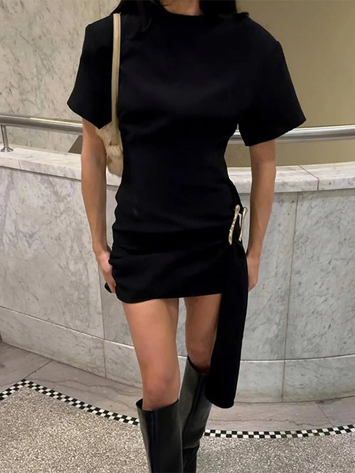 Elegancka sukienka mini z ozdobnym paskiem