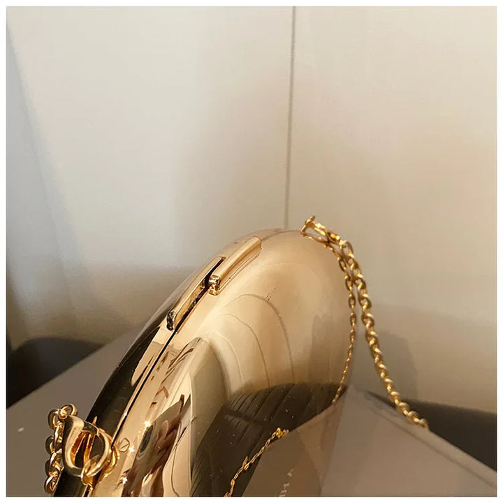 Metalowa torebka w kształcie muszli