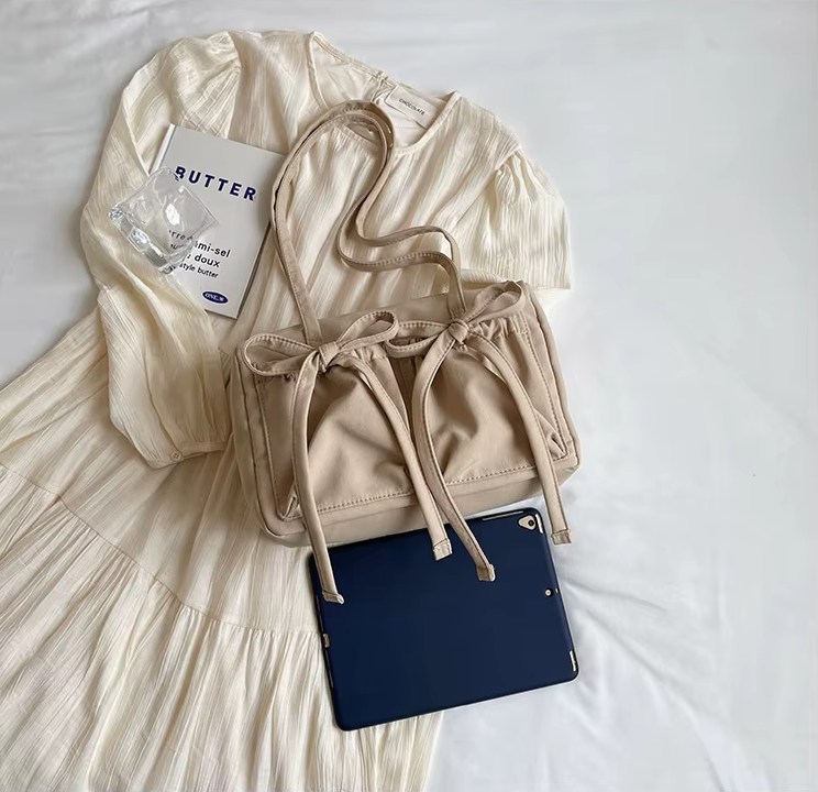 Nylonowa torebka na ramię z kokardami