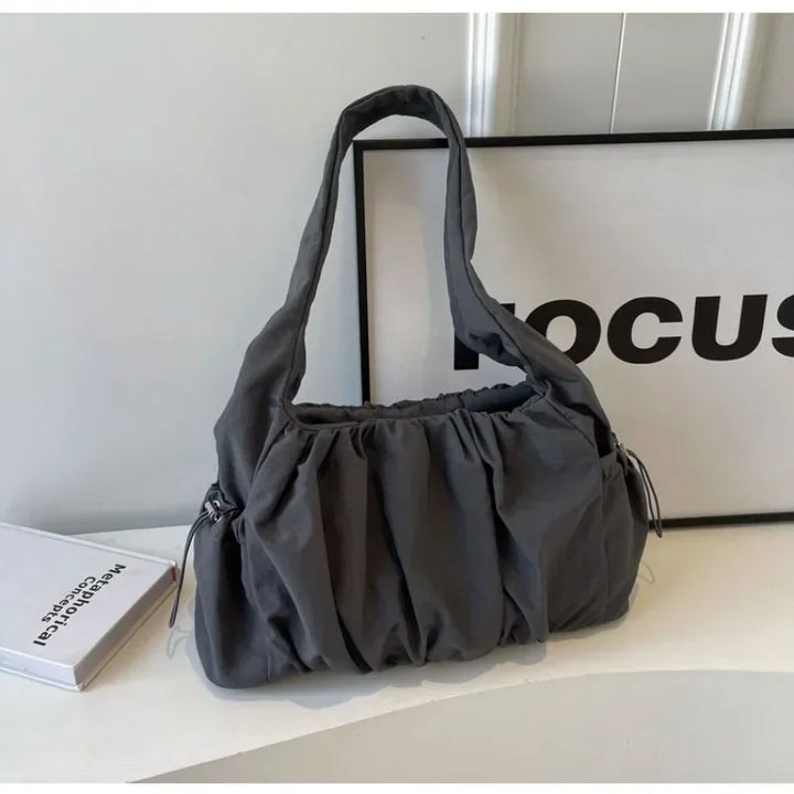 Nylonowa torebka na ramię z marszczeniami