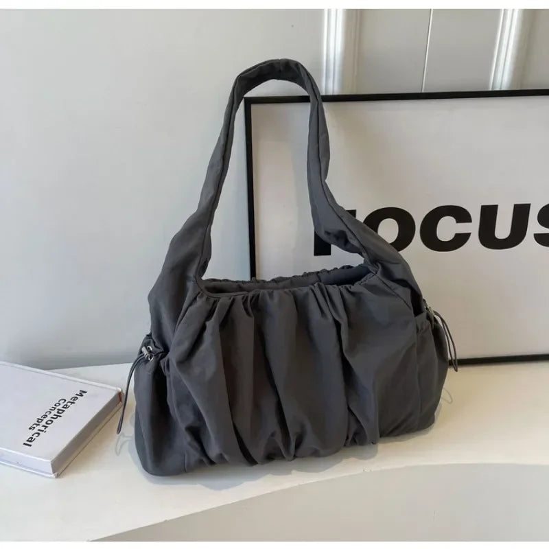 Nylonowa torebka na ramię z marszczeniami