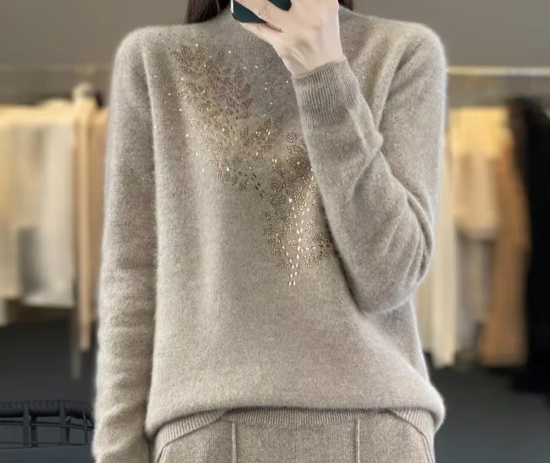 Sweter damski z ozdobnymi cekinami