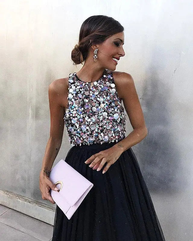 Tiulowa sukienka z odkrytymi ramionami