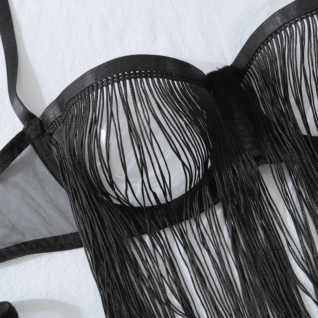 Zestaw bielizny z ozdobnymi frędzlami